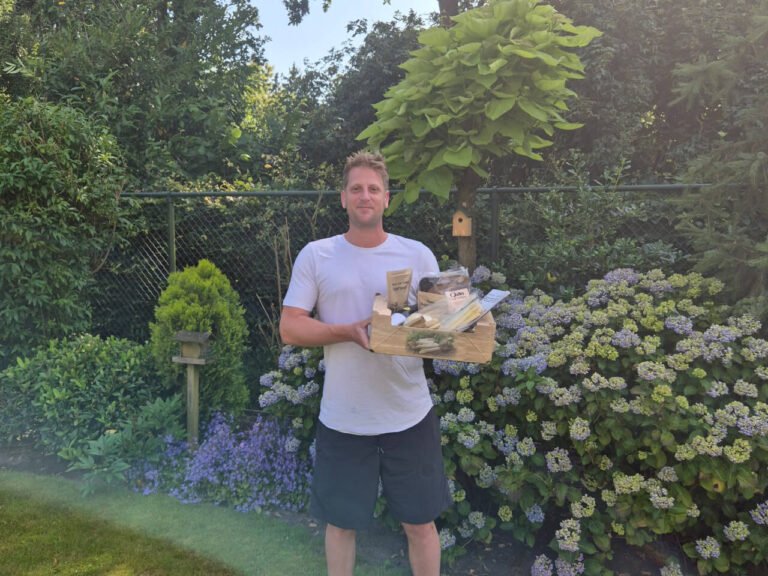 Ben met zijn aspergepakket geschonken door Jansen asperges